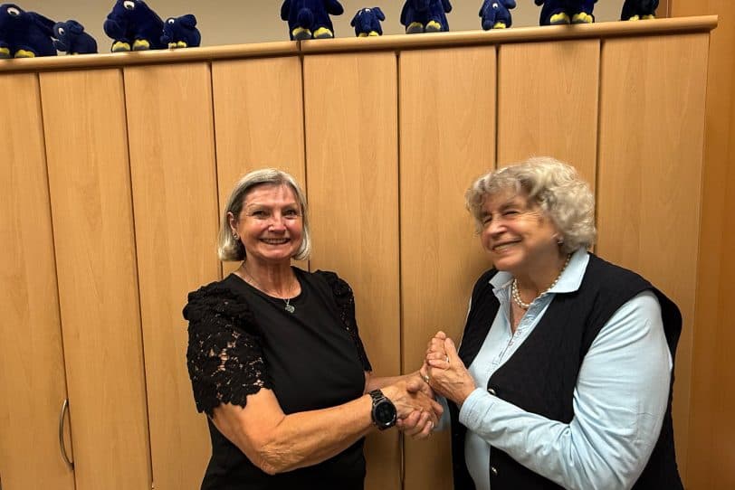 Christine Nitsch und Ilse Hock geben sich die Hand